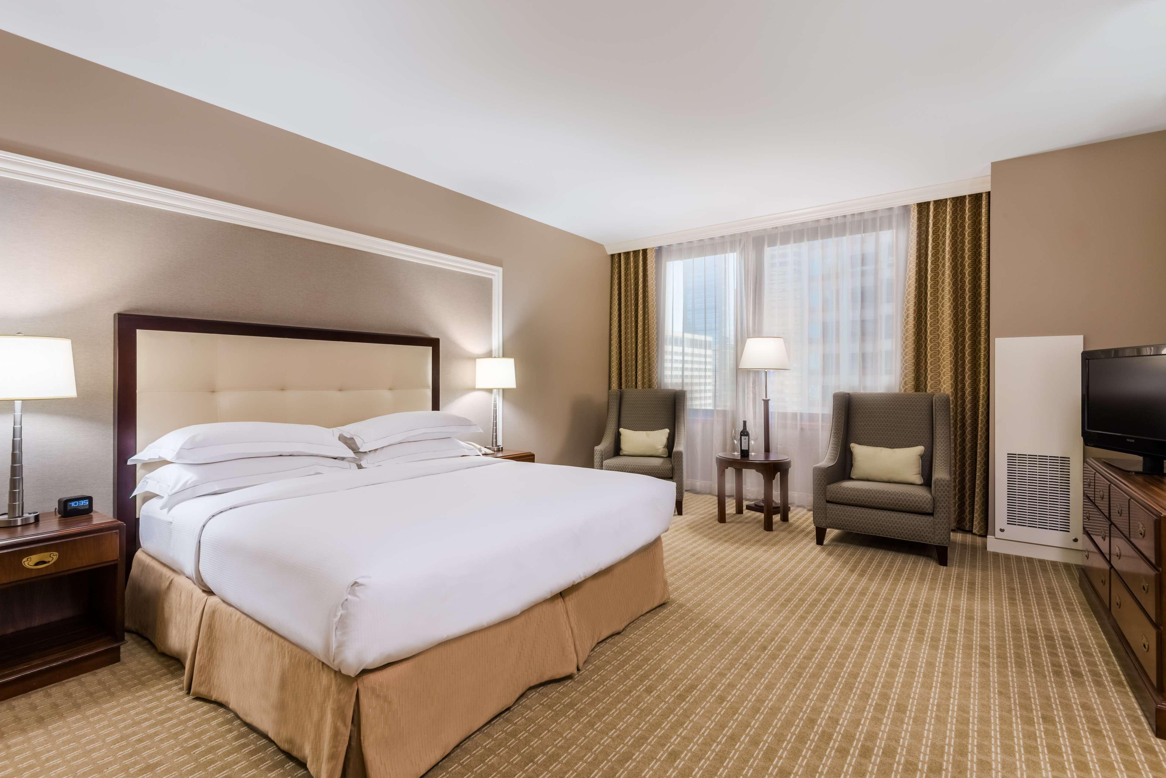 Hilton Indianapolis Hotel & Suites Exterior photo