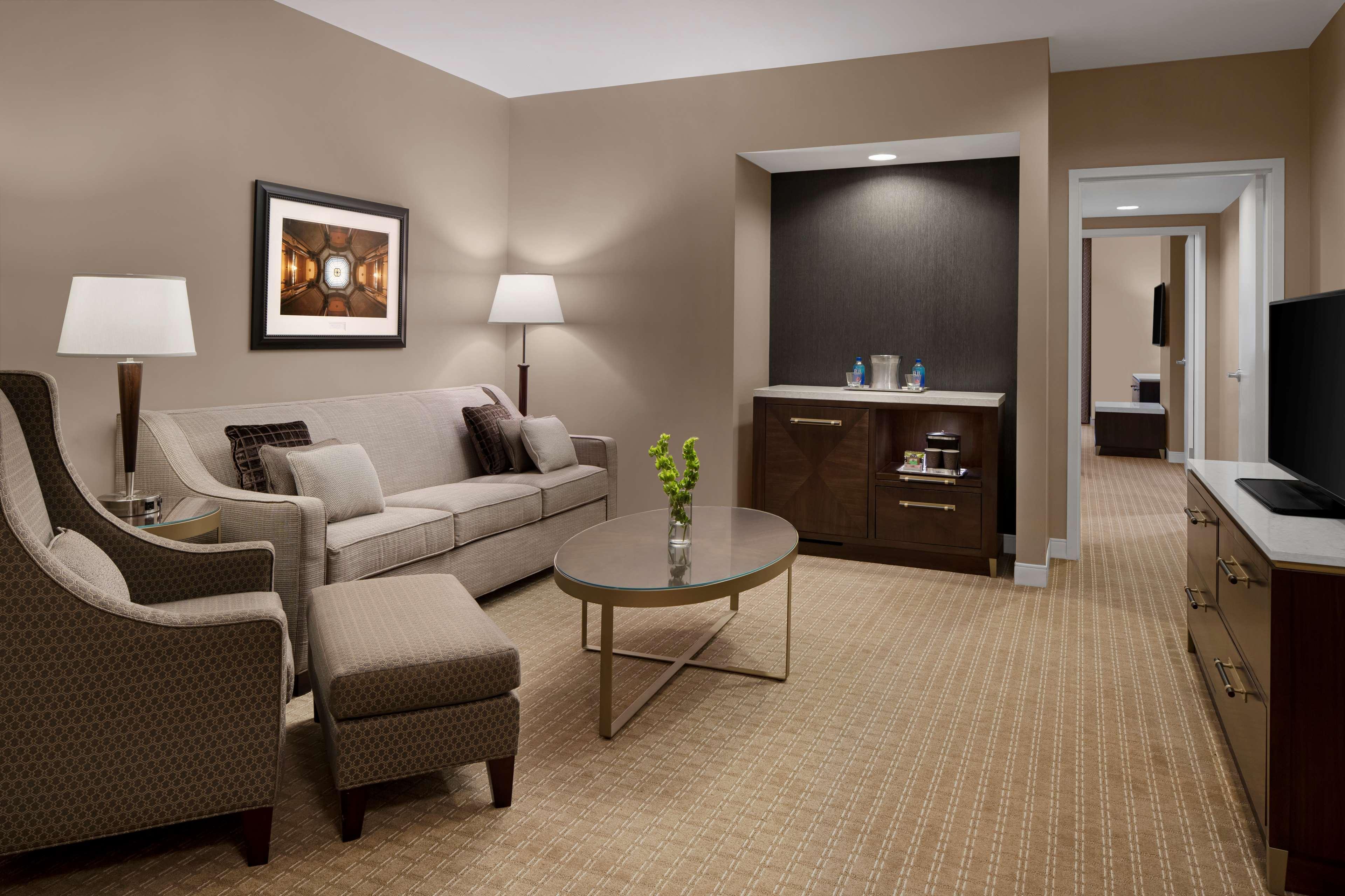 Hilton Indianapolis Hotel & Suites Exterior photo
