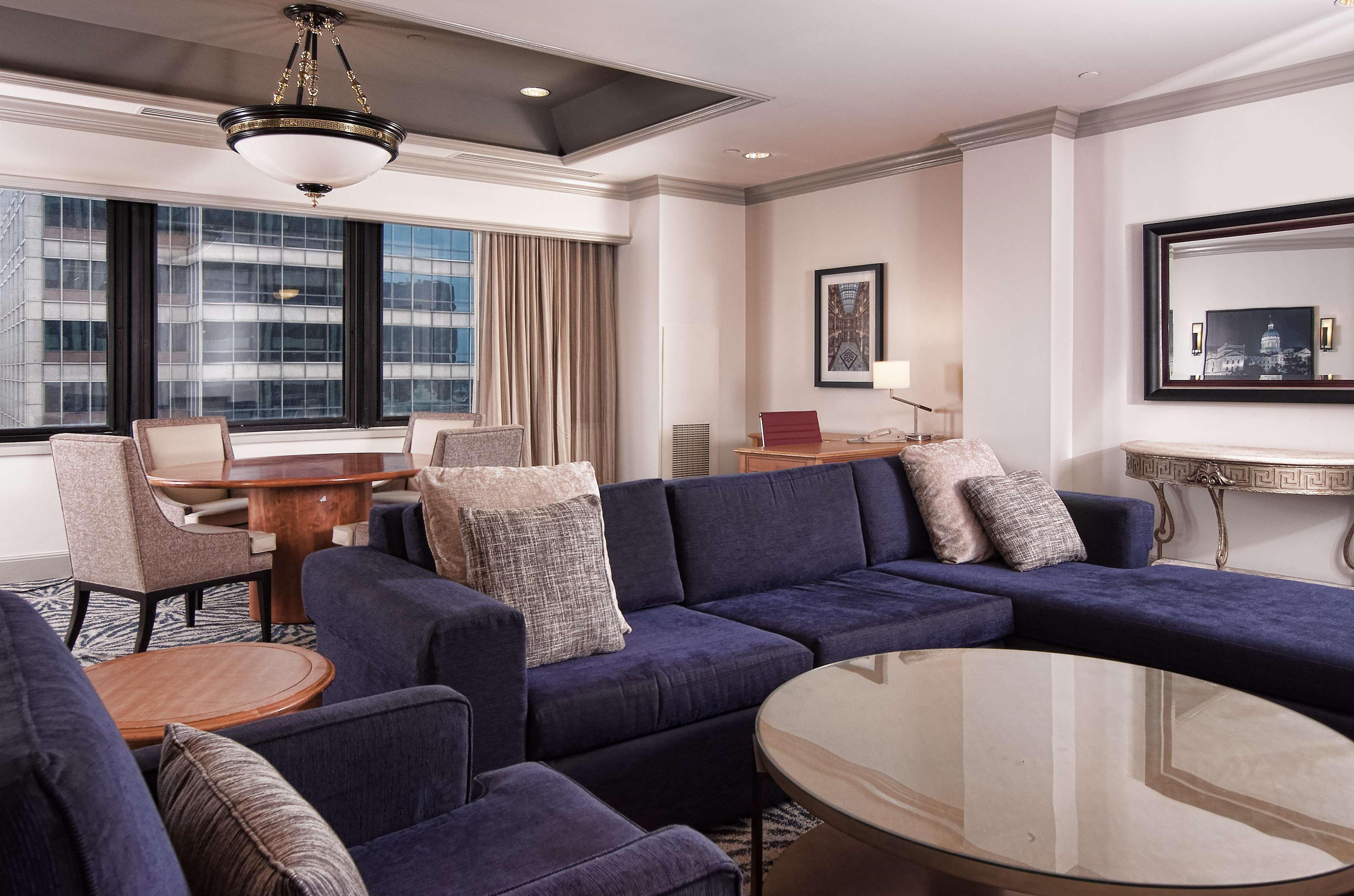 Hilton Indianapolis Hotel & Suites Exterior photo