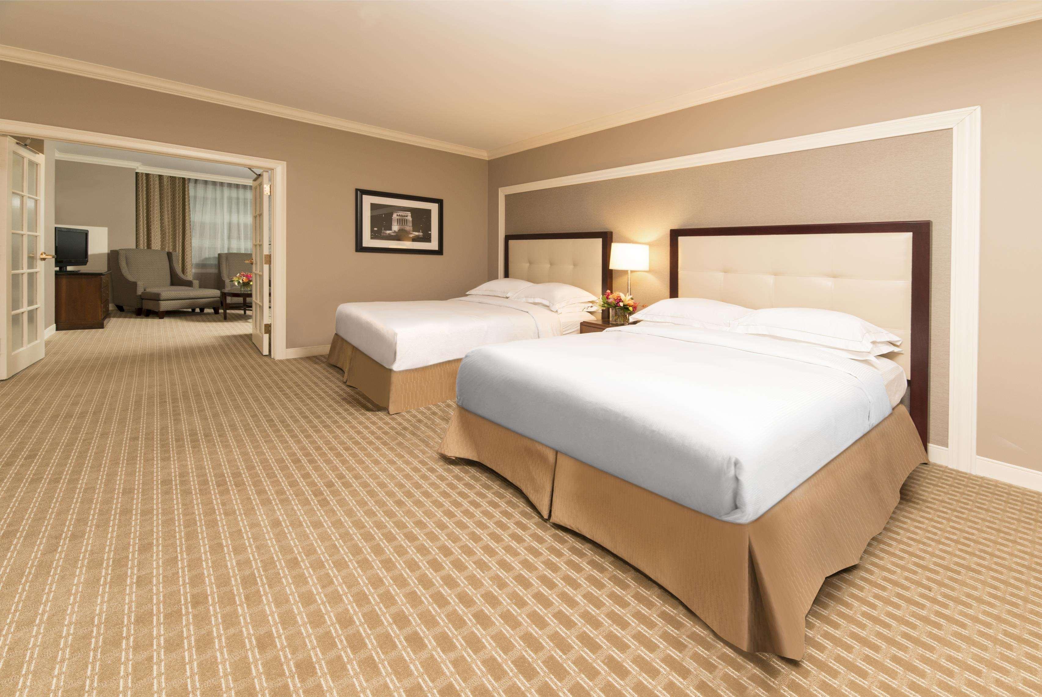Hilton Indianapolis Hotel & Suites Exterior photo