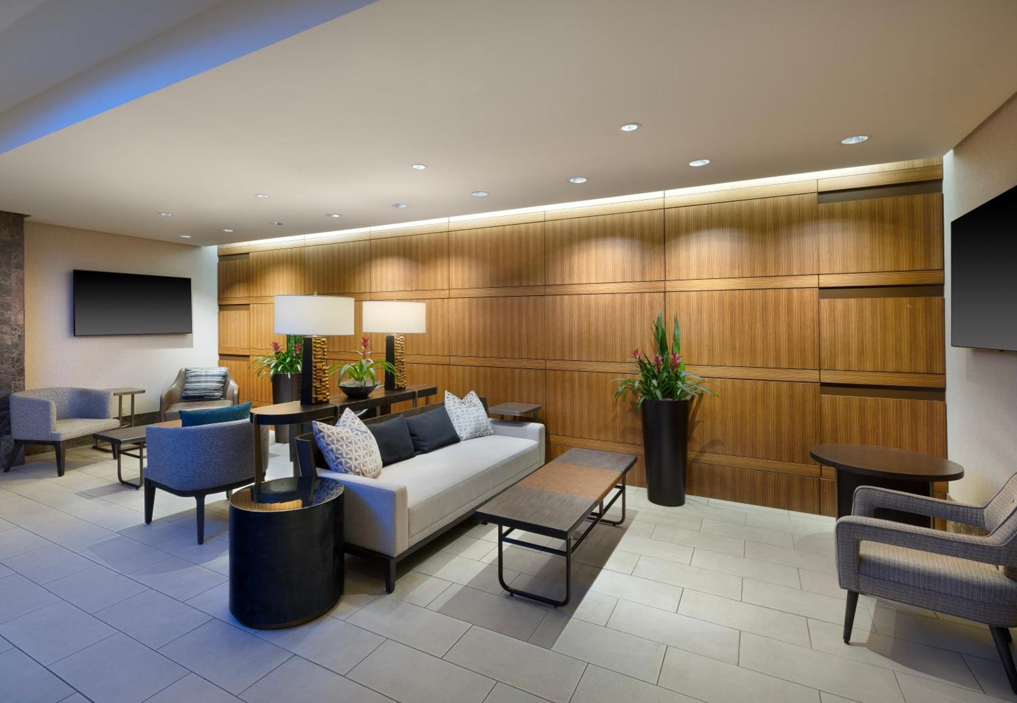 Hilton Indianapolis Hotel & Suites Exterior photo